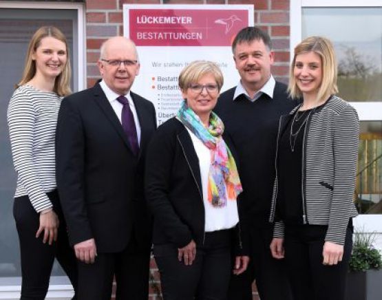 Familie Lückemeyer und Mitarbeiter Jörg Wiewel